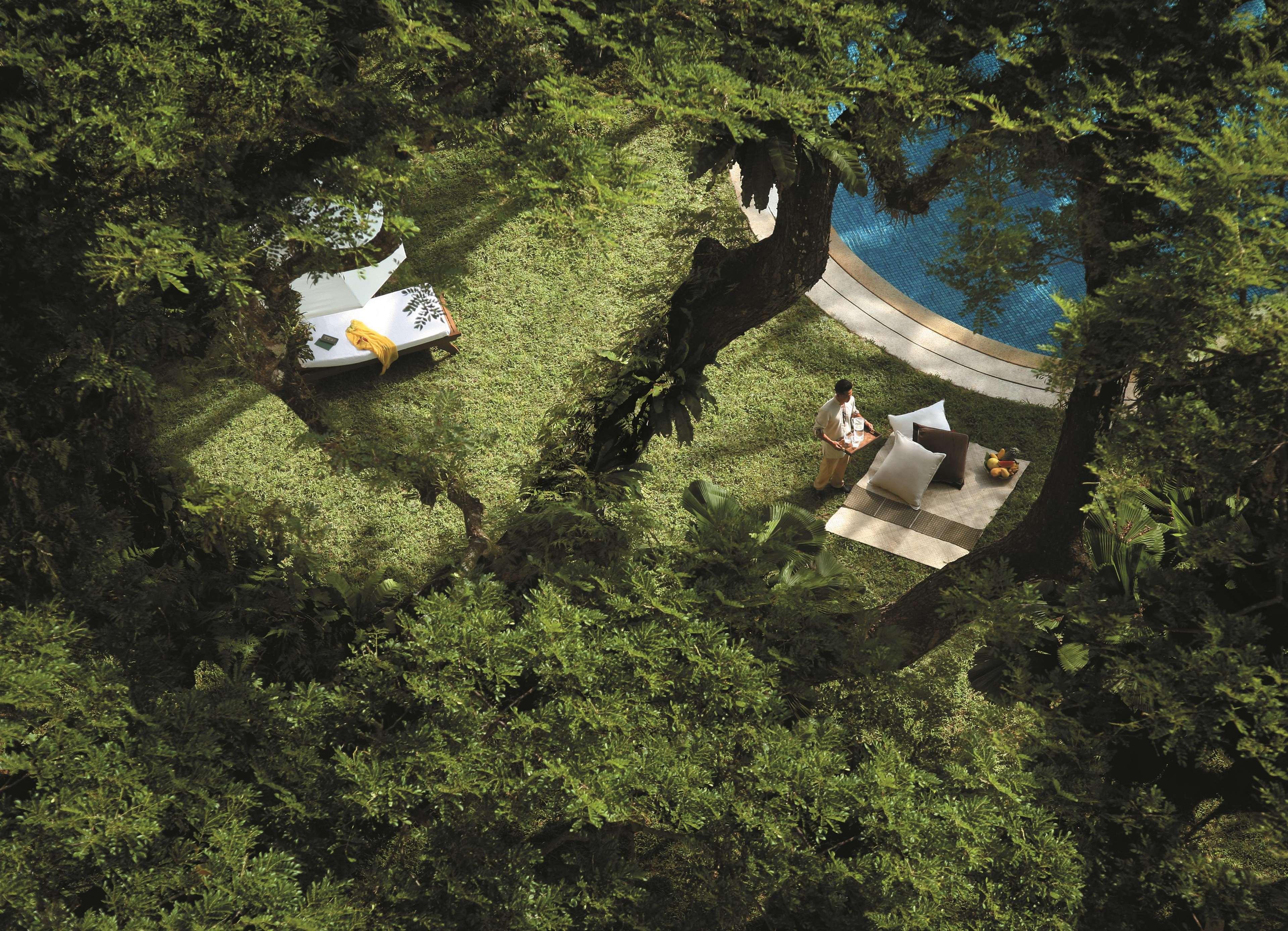 Shangri-La Rasa Sayang, Penang Batu Feringgi Exteriér fotografie The pool at the home of the American ambassador to the United States, 2008