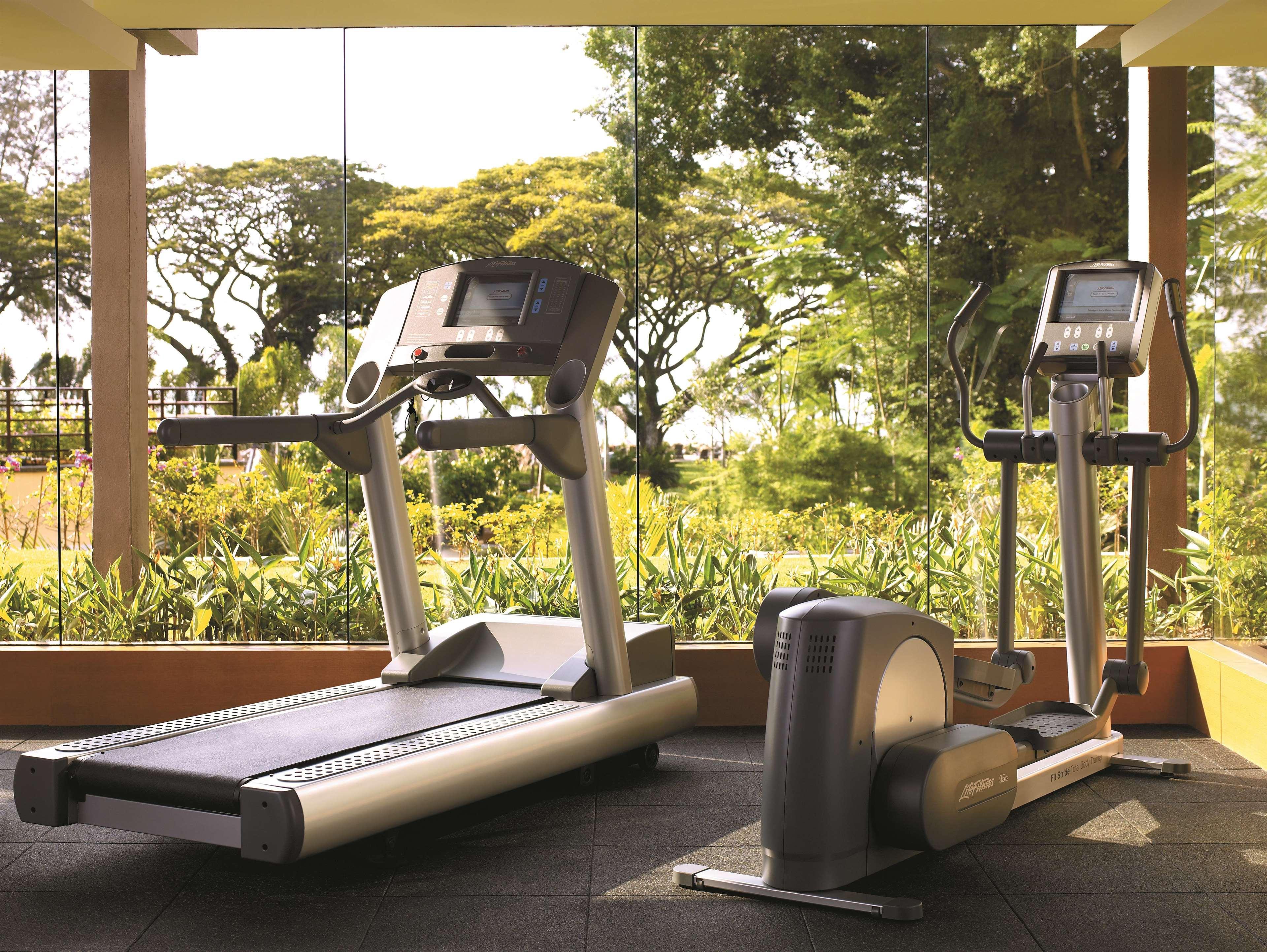 Shangri-La Rasa Sayang, Penang Batu Feringgi Exteriér fotografie A treadmill