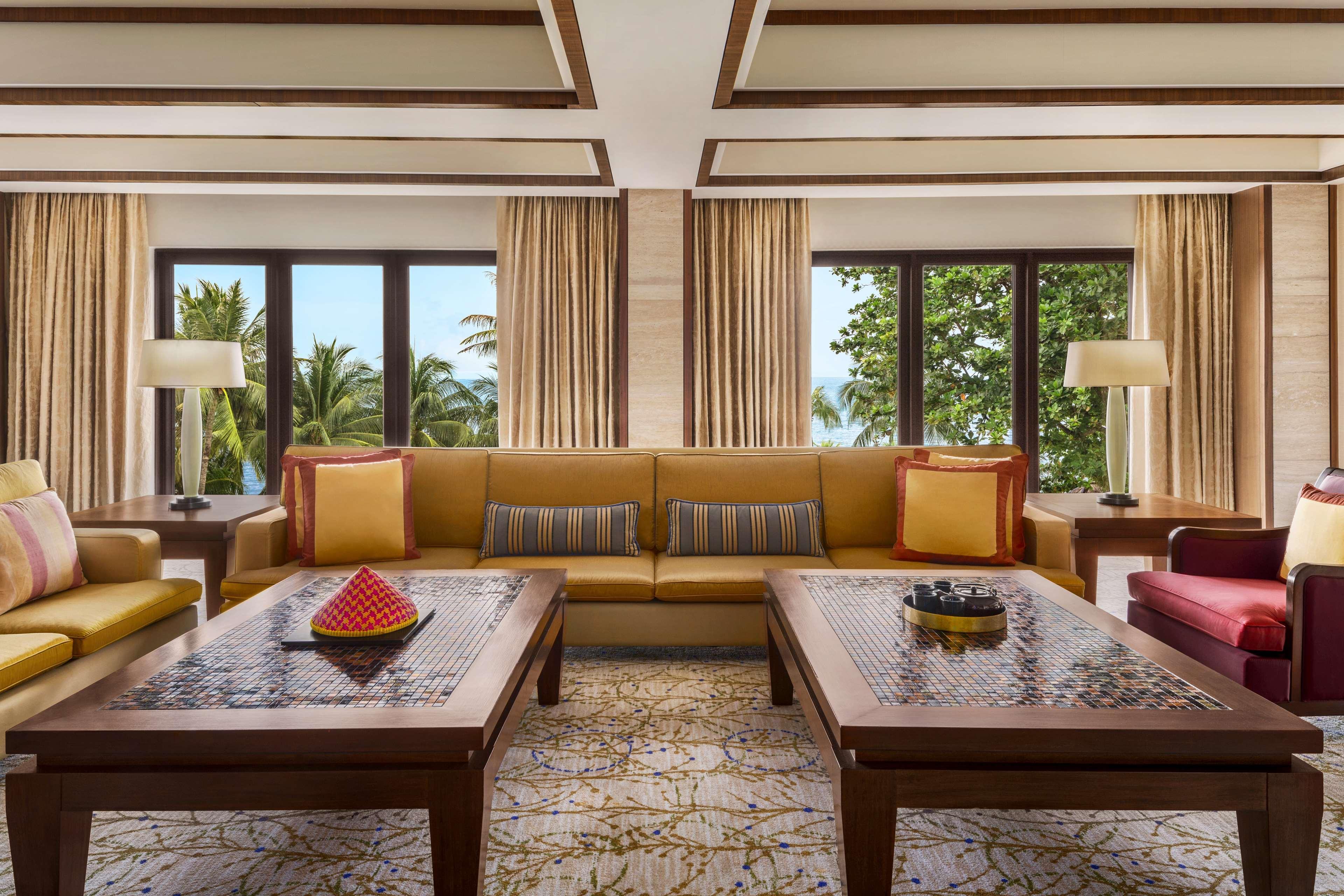 Shangri-La Rasa Sayang, Penang Batu Feringgi Exteriér fotografie The living room of a suite at the Westin Maldives